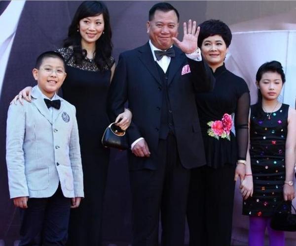 万梓良小16岁老婆气质真好,一袭黑裙高挑又窈窕,气质不输女明星