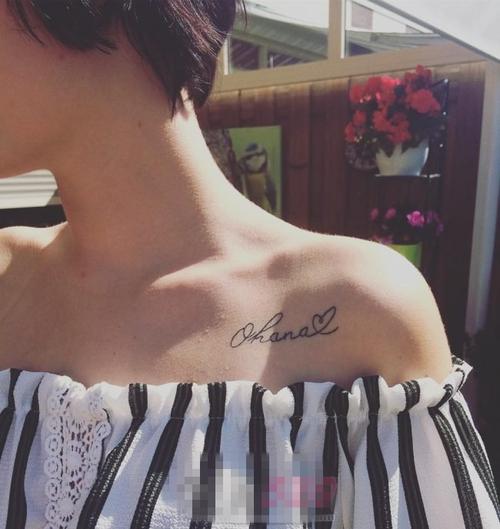 女生肩部黑色抽象线条几何心形和英文单词纹身图案