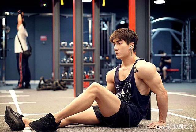 街舞达人更是肌肉型男,胸肌和腹肌尽显男友力,人鱼线也好性感