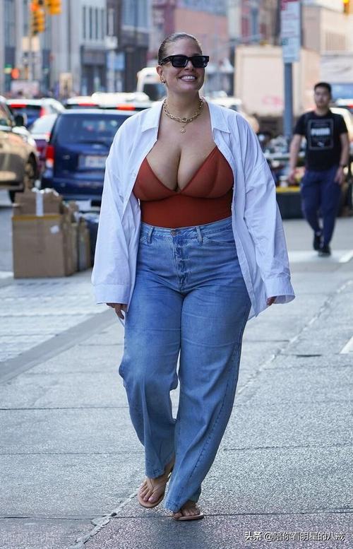 街拍阿什利格雷厄姆宽松衬衫紧身内搭加牛仔裤大码身材也娇娆