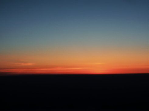 快要日出了,准备拍.太困了,飞机延误五个小时,在机场熬得太累了.