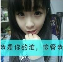 求非主流女生头像,背靠着墙,手里拿着手机,背景蓝色,带着墨镜的,用