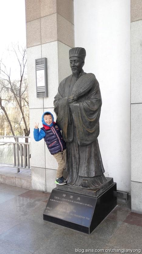 济南泉城广场和山东名人雕像   诸葛亮