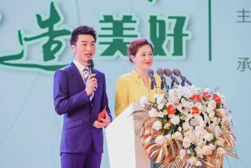 江西电视台知名主播徐庆元,包利媛主持 木结构是未来绿色建筑发展新