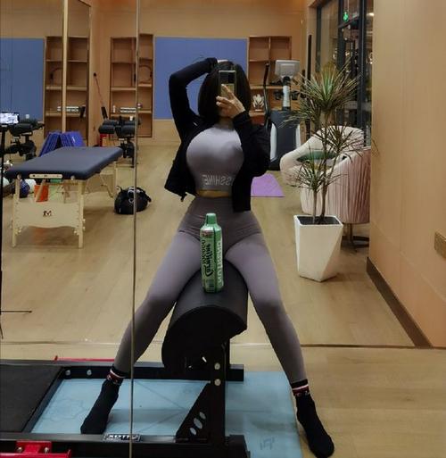 健身房美女网红,沙漏身材真好看,看她健身计划,身材不好才怪