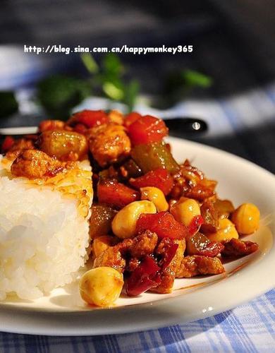 酱爆鸡丁盖浇饭鸡脯肉 (1块)米饭胡萝卜 (1根)黄瓜 (1根)青椒 (1个)