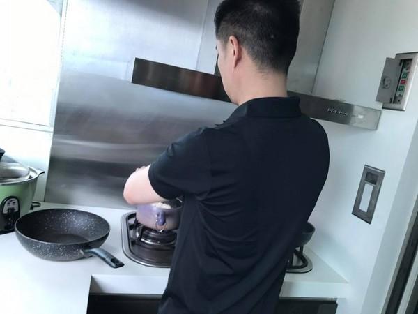 日前难得在脸书上晒出照片,是老公亲自下厨替她做午餐的背影,画面相当