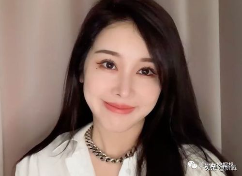 她之前的鼻子却不是这样,鼻翼肥厚,鼻头圆润,鼻孔45度外露,看上去不