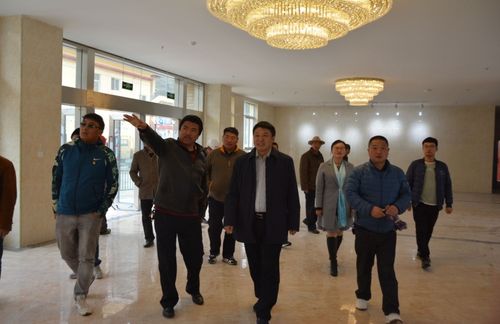 新龙县人民政府县长董德洪深入城区学校督导义务教育均衡发展工作