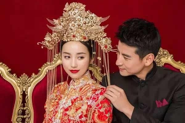 点击此处输入图片描述 除了婚礼拍一组中式结婚照也是很多明星的选择