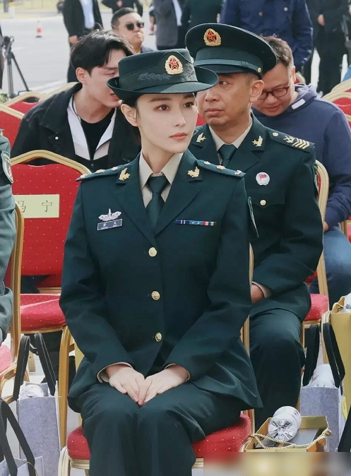 李一桐张馨予同演"女军人",站姿暴露差距,网友:军嫂不