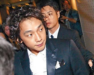 而平常拍戏的郑少秋都是先戴好头套