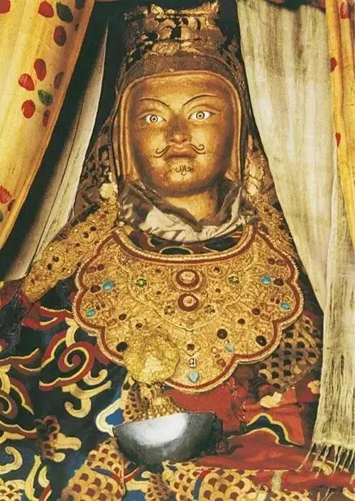 需要对你的上师具备深刻,无竭的虔诚心,这样你才能自然地得到加持. 3.