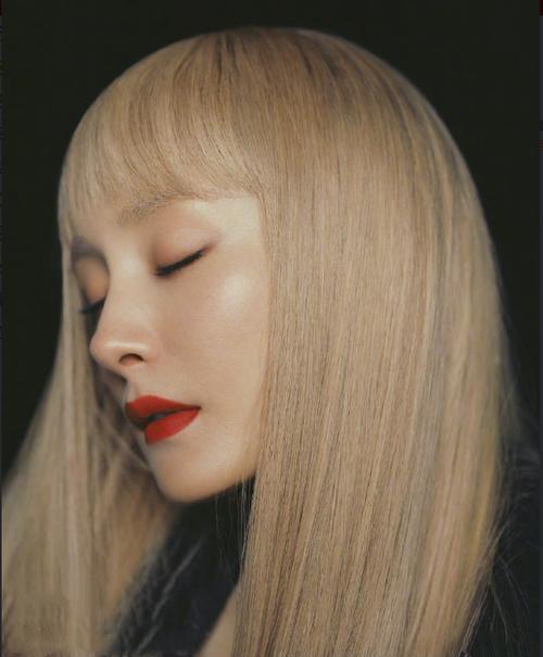 杨幂金发造型上热搜,穿豹纹颠覆往日风格,却遭亲爸