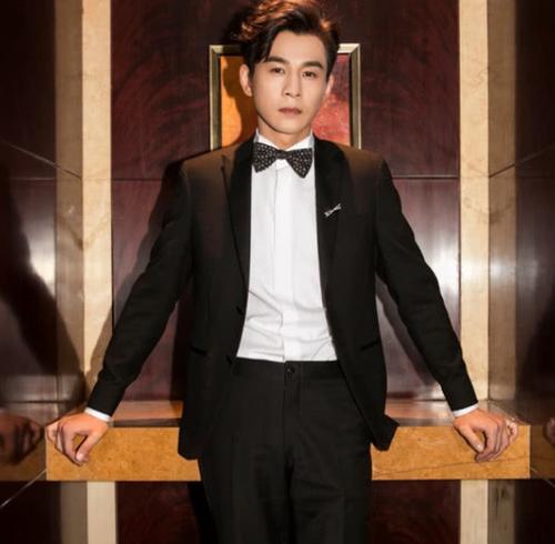 乔振宇真会穿搭!墨绿色西装温柔帅气,黑色西装外套绅士优雅!