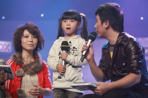 黄雅莉节目现场与蛇"共舞" 妹妹期待"喜羊羊"姐夫