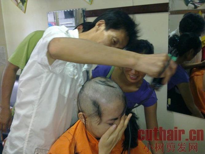 发友在扬州老式理发店里剃光头(10)