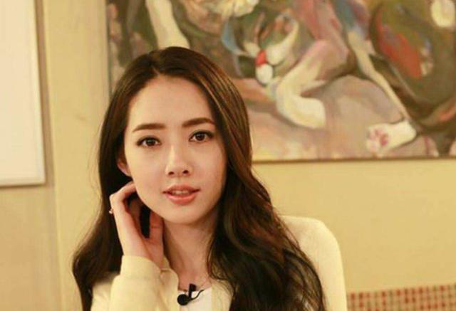 向佐成功为郭碧婷带上钻戒,郭爸和向太的表情差异是亮点