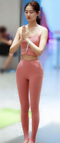 穿紧身裤的魅力少妇,好身材更是让她格外迷人,气质优雅