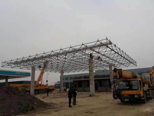 加油站网架顺利吊装完成