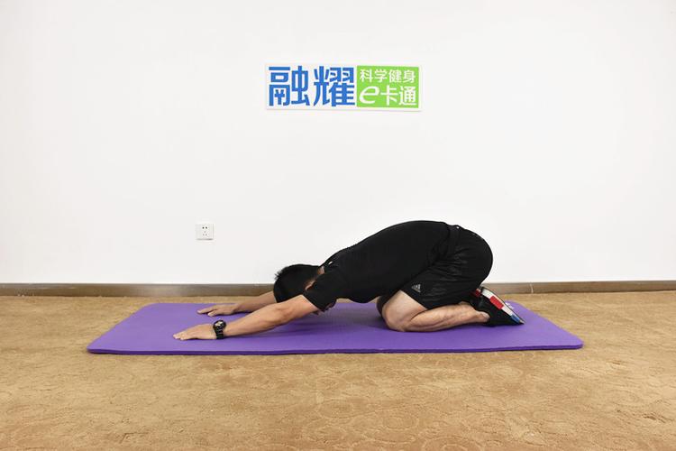 后背拉伸同时系统的拉伸训练能拉长肌肉和肌腱,改善身体线条,增加