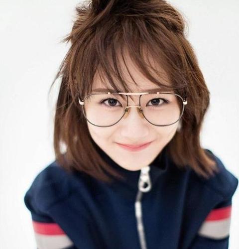 杨紫,杨超越,李沁,同戴框架眼镜,谁更有文艺气质?