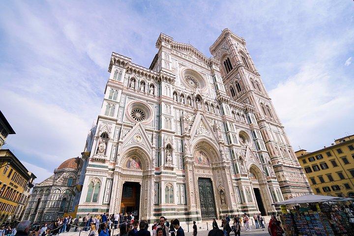 圣母百花大教堂对面就是著名的乔托钟楼高耸的花岗岩建筑直冲云霄时间