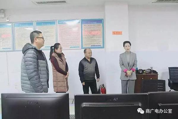 商丘广播电视台台长杜娟慰问节日值班员工