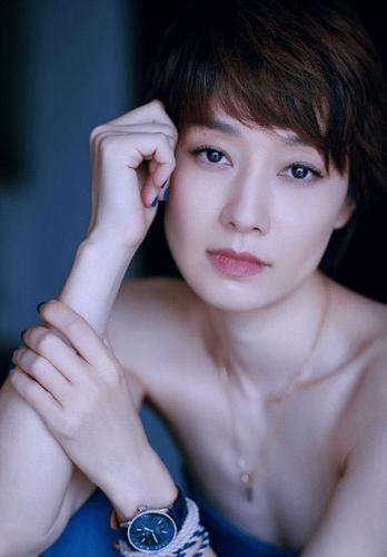 马伊琍秀个人靓丽风采,44岁皮肤白到发光,离婚后开启