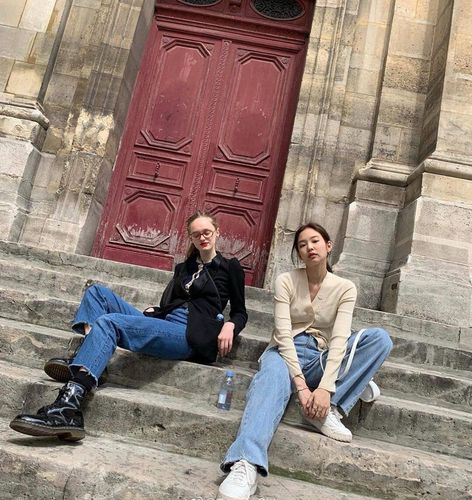 jennie | 巴黎的下午茶时间,奶油针织开衫搭_下午茶_针织衫_牛仔裤