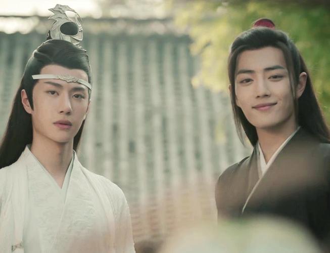 王一博剧组抢肖战绿茶水,看到他喝水方式,粉丝:莫非嫌弃战哥?