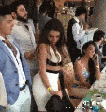 搞笑gif图:妹纸,为什么是一副喜悦的表情的呀?