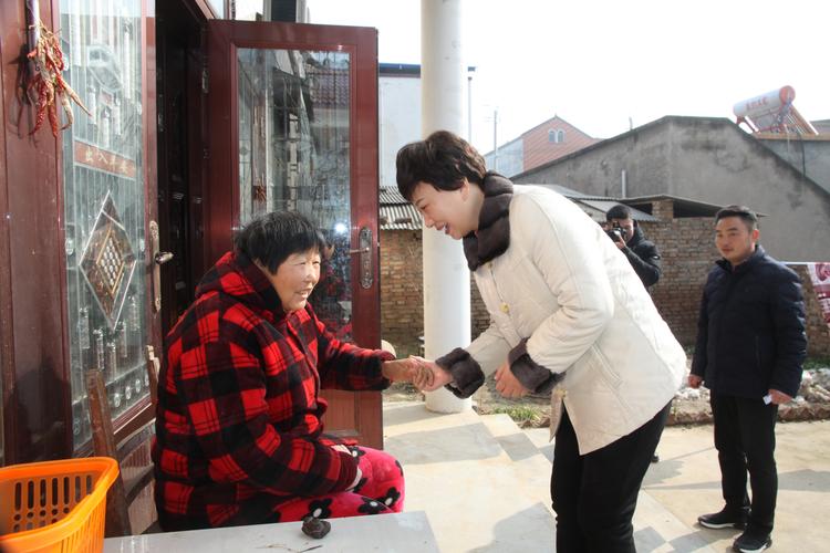 开封市民政局局长薛冬陪同市领导春节前走访慰问困难群众