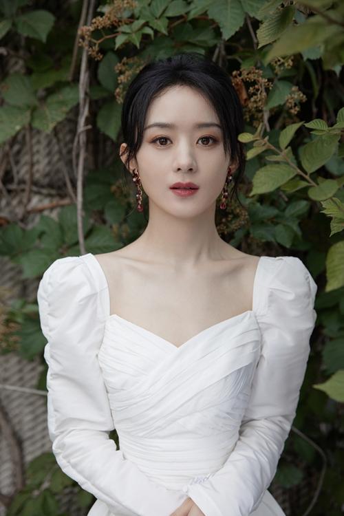 赵丽颖清甜感写真尽显青春 白裙子红飘带造型元气灵动