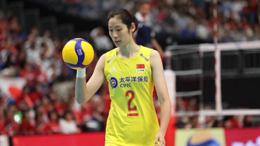 内容包含有图文:中国女排负意大利遭首败 朱婷面带微笑,△女排夺冠的