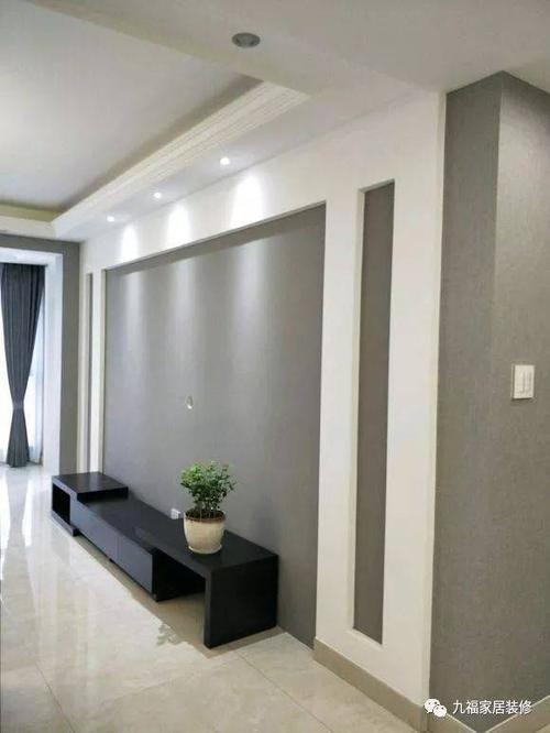 在原本墙面的基础上再用石膏板做了简单的装饰,美观大气的电视背景墙