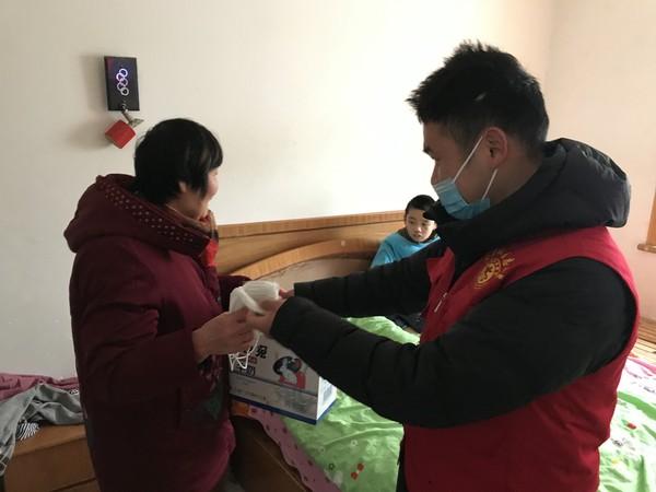 社区新时代文明实践站开展"关心关爱孤寡老人残疾儿童"志愿服务活动