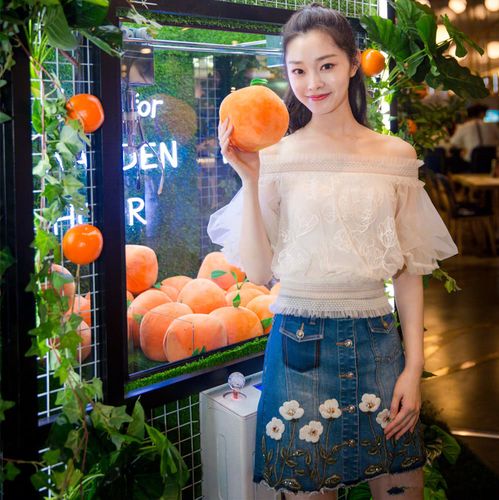 宋轶凹造型真猛这么厚的麻料裤也硬往鞋里塞网友看着都难受