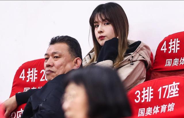 阿的江女儿阿迪娜,李根妻子现身新疆主场,女神级容颜征服观众!