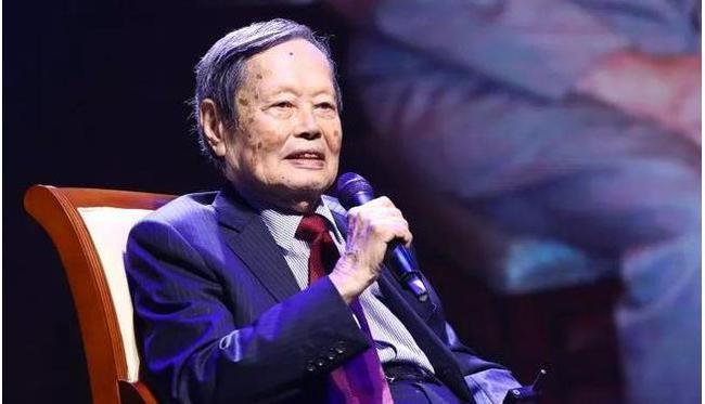 99岁杨振宁罕露面独自拄拐杖精神佳澄清去世的假消息