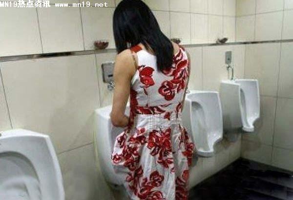 图解女性站立小便器 美女站着尿尿演示全程