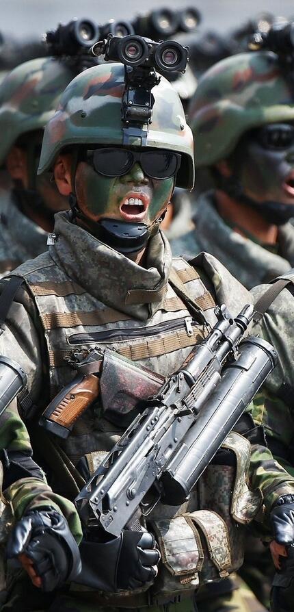 朝鲜特种兵亮相阅兵装备顶尖号称朝鲜"御林军"