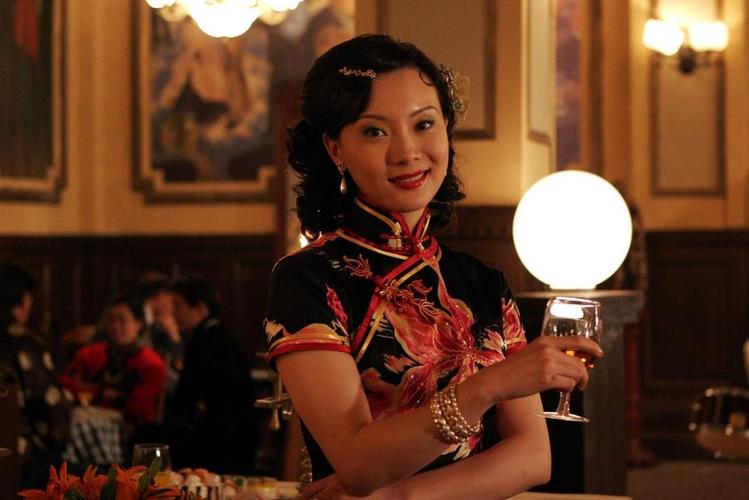 在《新上海滩》中饰演方艳芸