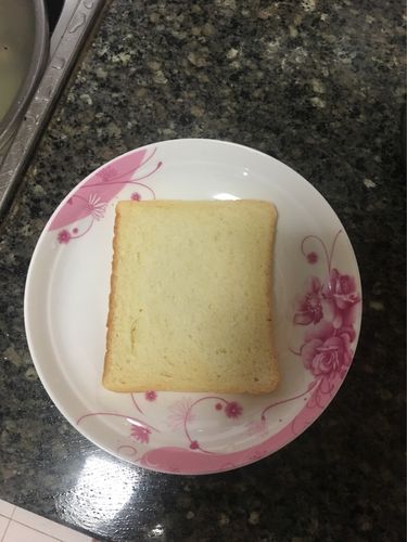 first,put one piece of bread in   plate.