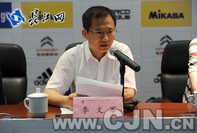 武汉体育中心副总经理李文军介绍本次赛事前期准备情况