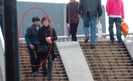 交通治安分局重拳出击 铐住一串"三只手"(图)