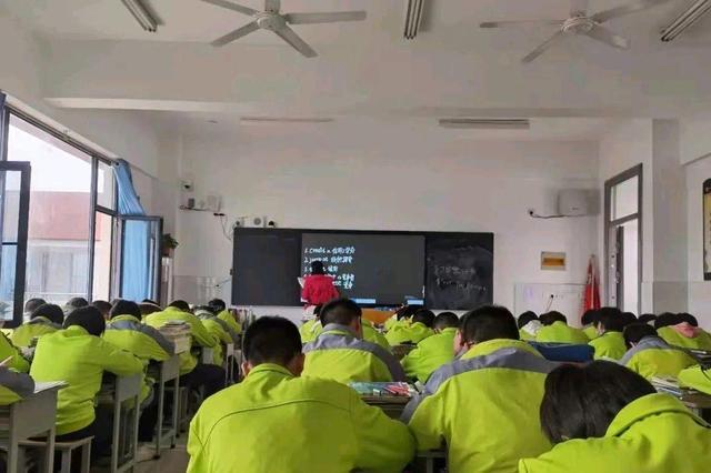 邓州市范仲淹公学骨干教师赴淅川县第一高级中学参观