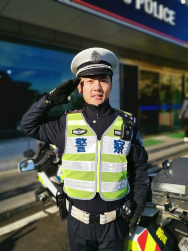 春节不回家的人|交警黄磊:站成节日路口的一道风景