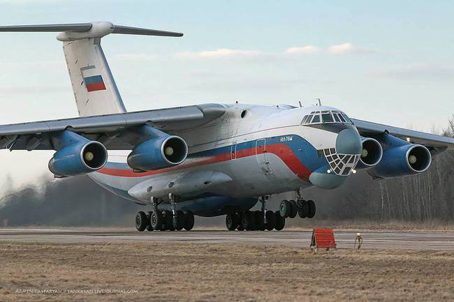 俄伊尔-76运输机演练对地攻击