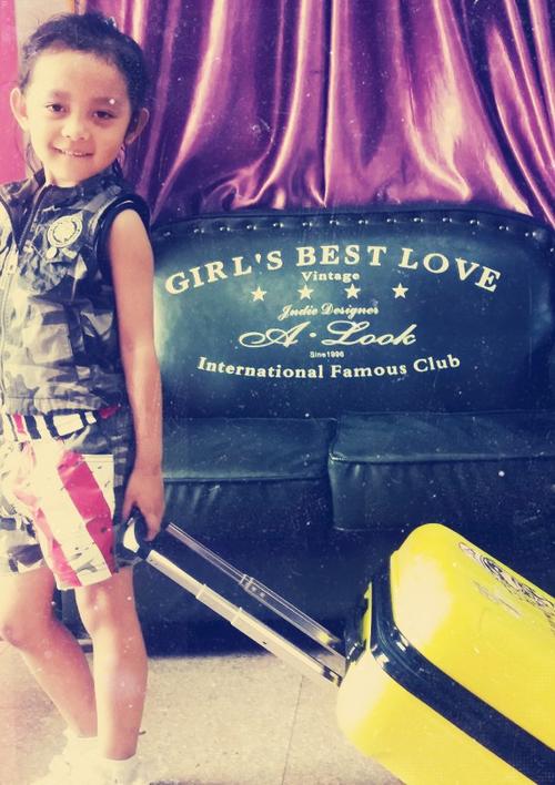 小小童星童模:#姚蓓柠# 最新怀旧风照片 放图[心][心]又酷又甜美[微笑